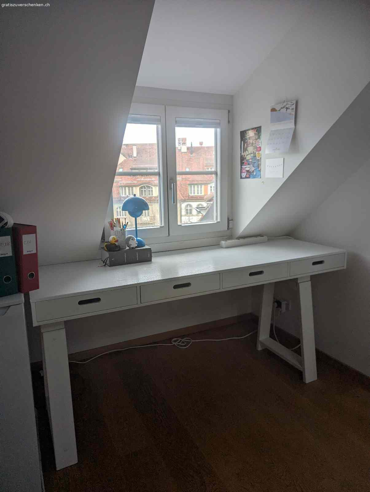 Weisser Holztisch. Weisser Tisch aus Holz wurde von mir als Schreibtisch verwendet. 
WICHTIG: Muss in Bern, Monbijouquartier im 5. Stock ohne Lift bis 27.02.2026 abgeholt werden. 
Oberfläche habe ich vor ca. 1.5 Jahren neu mit weisser Holzfolie 