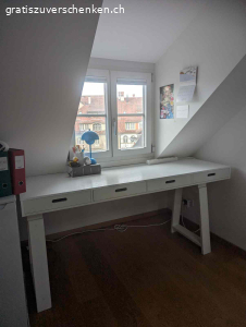 Weisser Holztisch. Weisser Tisch aus Holz wurde von mir als Schreibtisch verwendet. 
WICHTIG: Muss in Bern, Monbijouquartier im 5. Stock ohne Lift bis 27.02.2026 abgeholt werden. 
Oberfläche habe ich vor ca. 1.5 Jahren neu mit weisser Holzfolie 