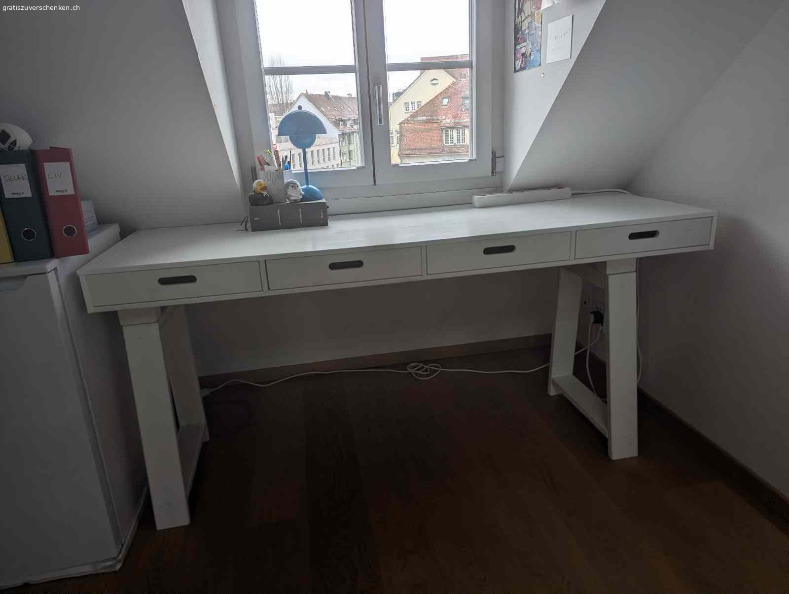 Weisser Holztisch. Weisser Tisch aus Holz wurde von mir als Schreibtisch verwendet. 
WICHTIG: Muss in Bern, Monbijouquartier im 5. Stock ohne Lift bis 27.02.2026 abgeholt werden. 
Oberfläche habe ich vor ca. 1.5 Jahren neu mit weisser Holzfolie 