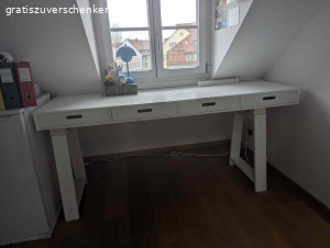 Weisser Holztisch. Weisser Tisch aus Holz wurde von mir als Schreibtisch verwendet. 
WICHTIG: Muss in Bern, Monbijouquartier im 5. Stock ohne Lift bis 27.02.2026 abgeholt werden. 
Oberfläche habe ich vor ca. 1.5 Jahren neu mit weisser Holzfolie 