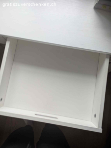 Weisser Holztisch. Weisser Tisch aus Holz wurde von mir als Schreibtisch verwendet. 
WICHTIG: Muss in Bern, Monbijouquartier im 5. Stock ohne Lift bis 27.02.2026 abgeholt werden. 
Oberfläche habe ich vor ca. 1.5 Jahren neu mit weisser Holzfolie 