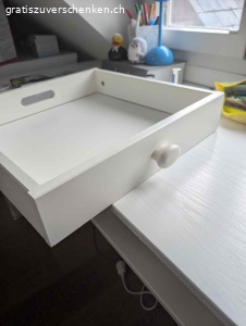 Weisser Holztisch. Weisser Tisch aus Holz wurde von mir als Schreibtisch verwendet. 
WICHTIG: Muss in Bern, Monbijouquartier im 5. Stock ohne Lift bis 27.02.2026 abgeholt werden. 
Oberfläche habe ich vor ca. 1.5 Jahren neu mit weisser Holzfolie 