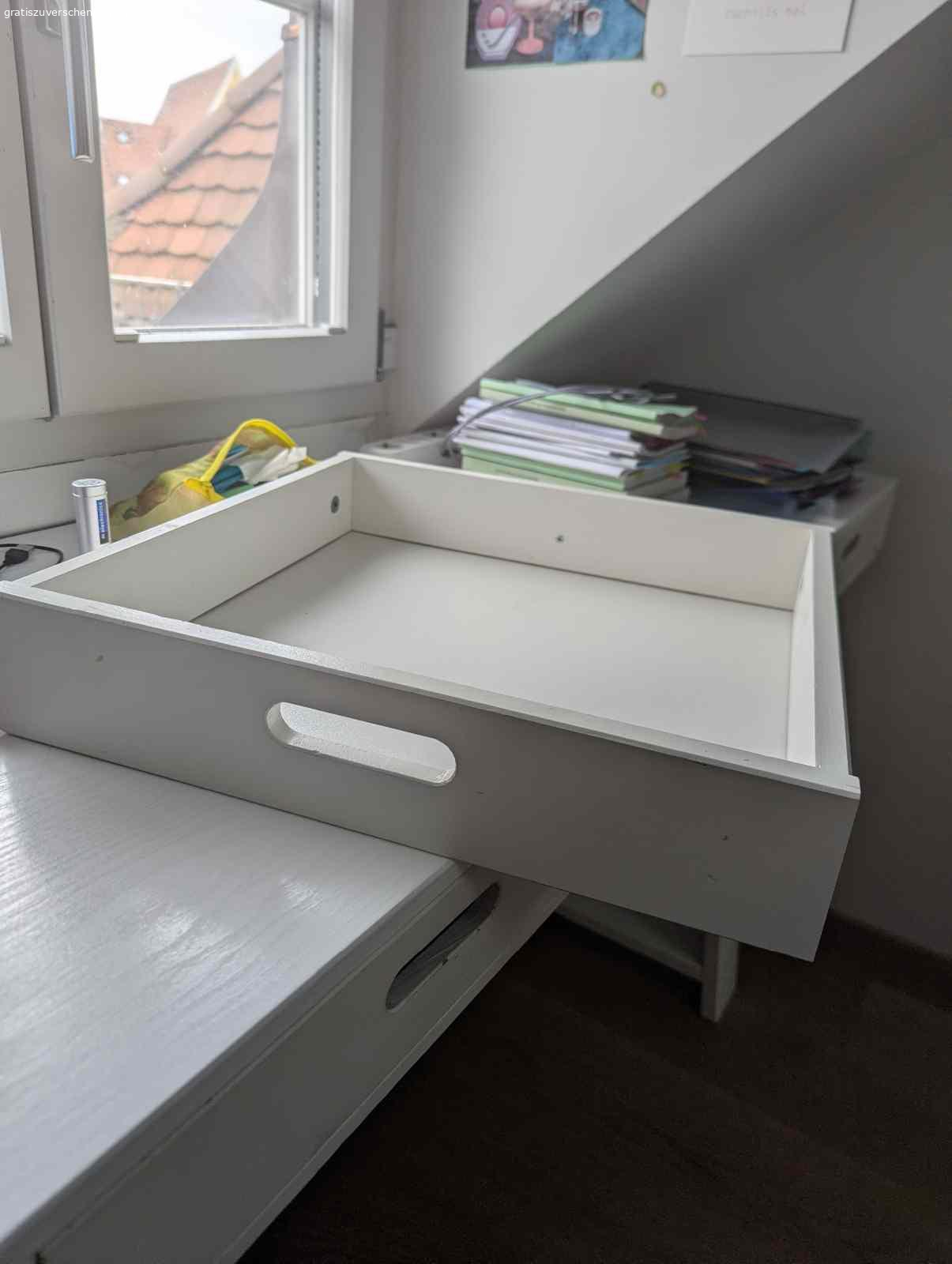 Weisser Holztisch. Weisser Tisch aus Holz wurde von mir als Schreibtisch verwendet. 
WICHTIG: Muss in Bern, Monbijouquartier im 5. Stock ohne Lift bis 27.02.2026 abgeholt werden. 
Oberfläche habe ich vor ca. 1.5 Jahren neu mit weisser Holzfolie 