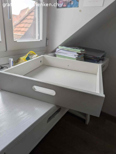 Weisser Holztisch. Weisser Tisch aus Holz wurde von mir als Schreibtisch verwendet. 
WICHTIG: Muss in Bern, Monbijouquartier im 5. Stock ohne Lift bis 27.02.2026 abgeholt werden. 
Oberfläche habe ich vor ca. 1.5 Jahren neu mit weisser Holzfolie 