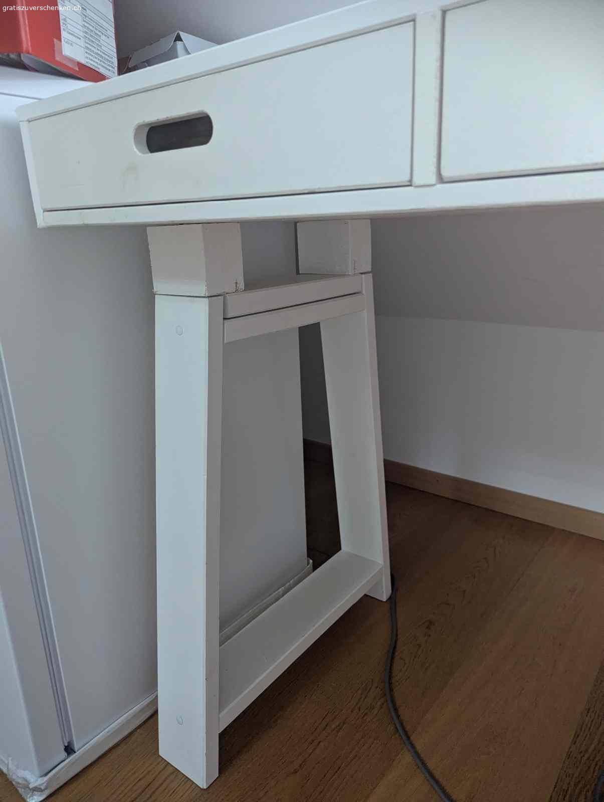 Weisser Holztisch. Weisser Tisch aus Holz wurde von mir als Schreibtisch verwendet. 
WICHTIG: Muss in Bern, Monbijouquartier im 5. Stock ohne Lift bis 27.02.2026 abgeholt werden. 
Oberfläche habe ich vor ca. 1.5 Jahren neu mit weisser Holzfolie 