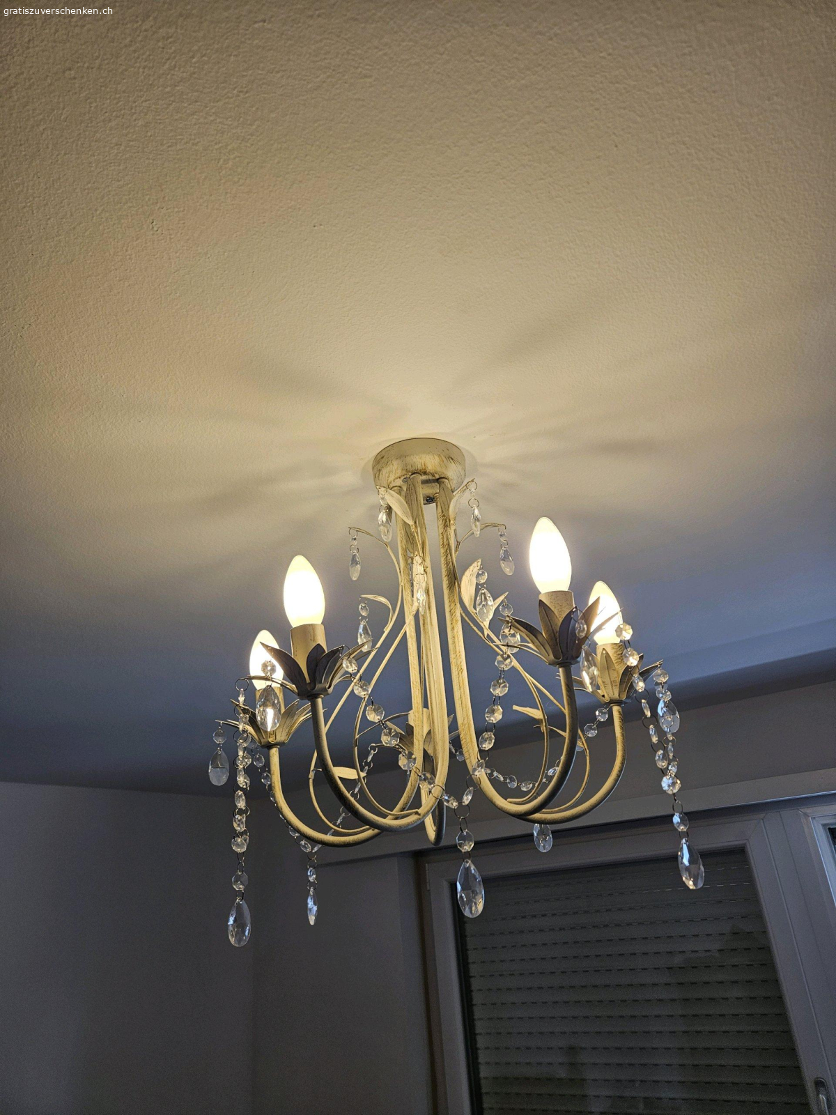 Weisser Kronleuchter. Funktioniert