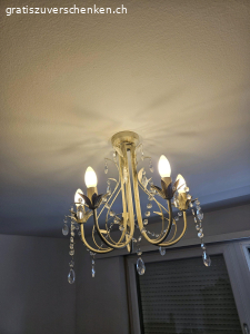 Weisser Kronleuchter. Funktioniert