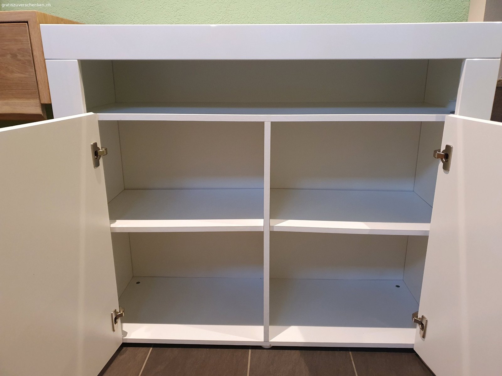 weisser Schrank. ca 93cm hoch und 110cm breit. 
Muss in Oensingen abgeholt werden.