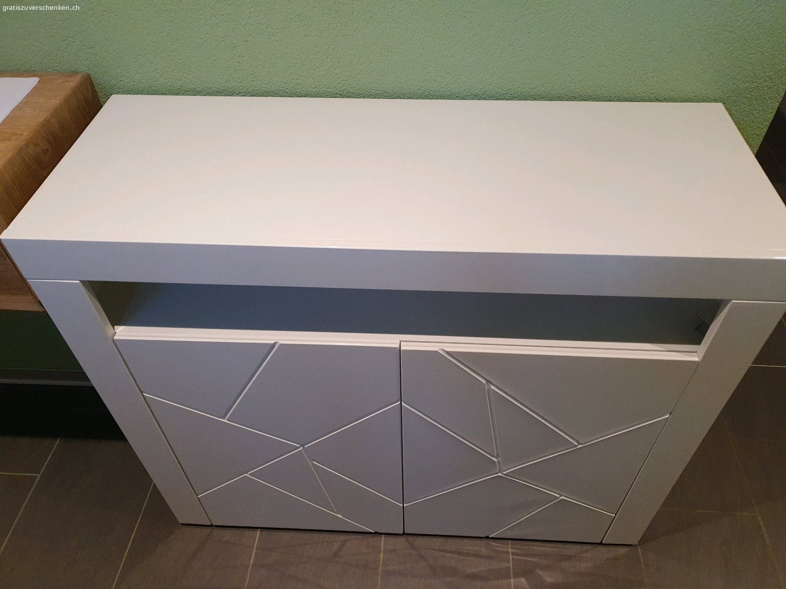 weisser Schrank. ca 93cm hoch und 110cm breit. 
Muss in Oensingen abgeholt werden.