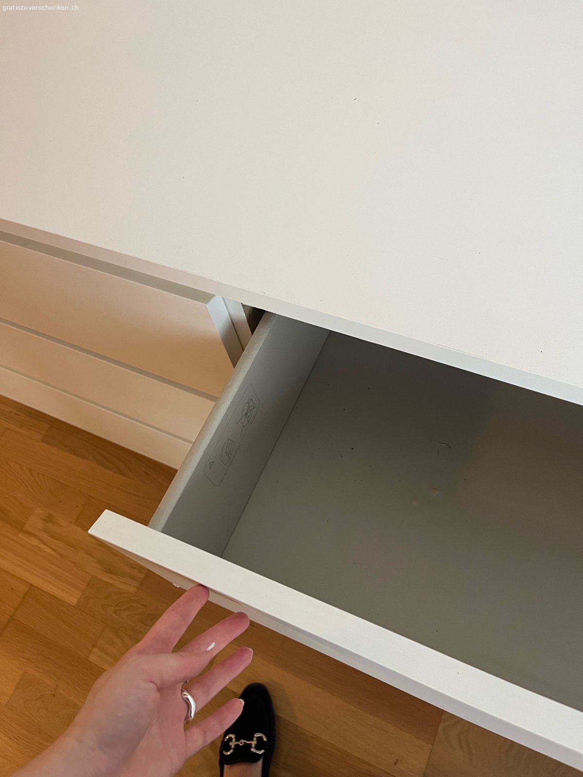Weisses Regal ZU VERSCHENKEN. Weisses Regal in mässigem Zustand zu verschenken.