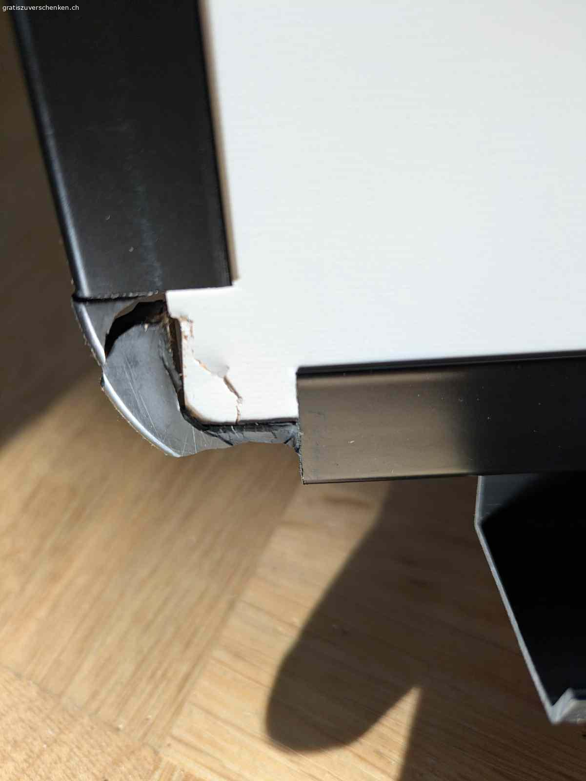 Whiteboard (nicht magnetisch) zu verschenken. Das Whiteboard ist neu, hat aber zwei Beschädigungen (siehe Fotos). Es ist KEIN hochwertiges Produkt, erfüllt aber seinen Zweck. Nochmals: es ist nicht magnetisch!