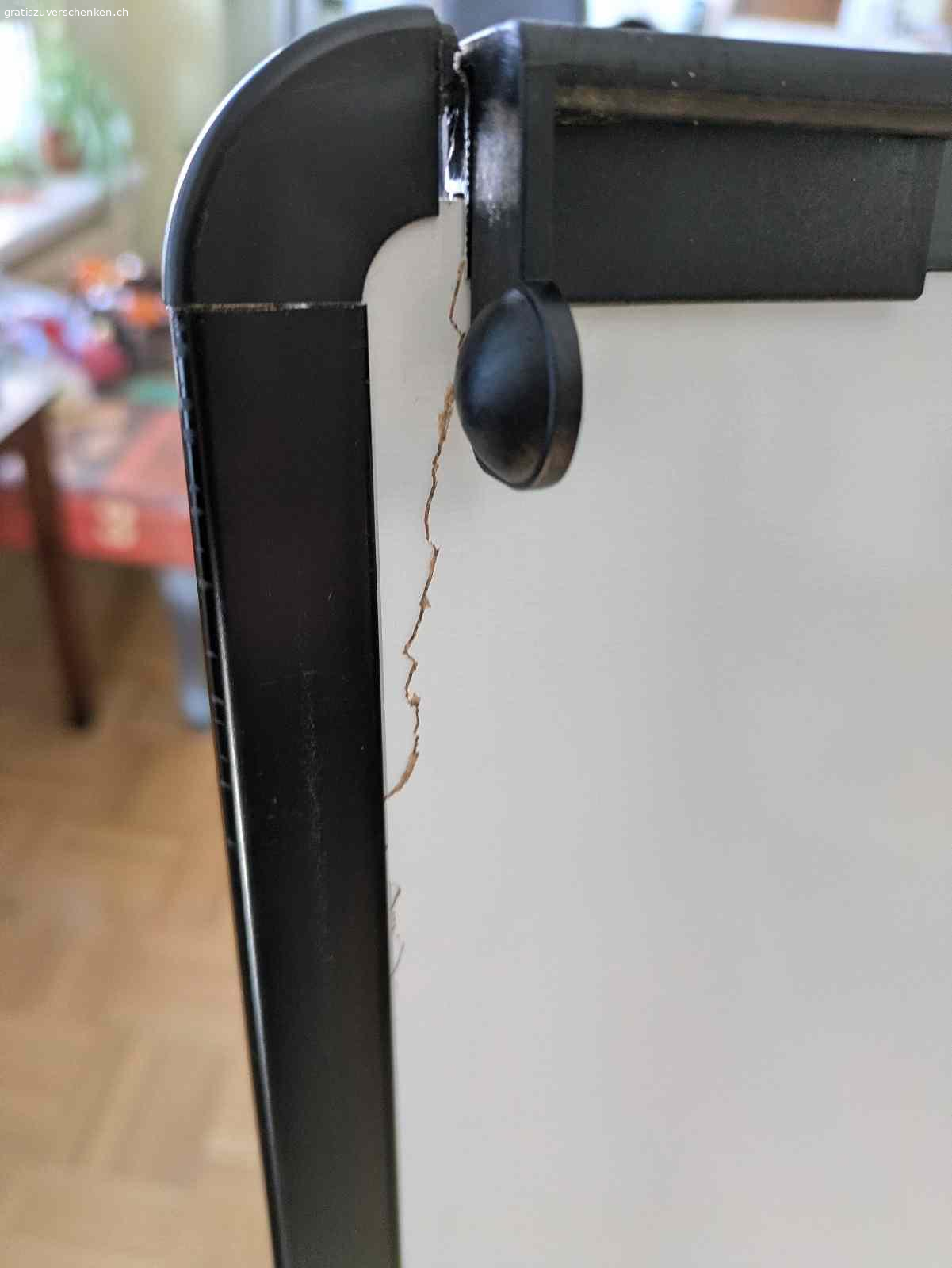 Whiteboard (nicht magnetisch) zu verschenken. Das Whiteboard ist neu, hat aber zwei Beschädigungen (siehe Fotos). Es ist KEIN hochwertiges Produkt, erfüllt aber seinen Zweck. Nochmals: es ist nicht magnetisch!