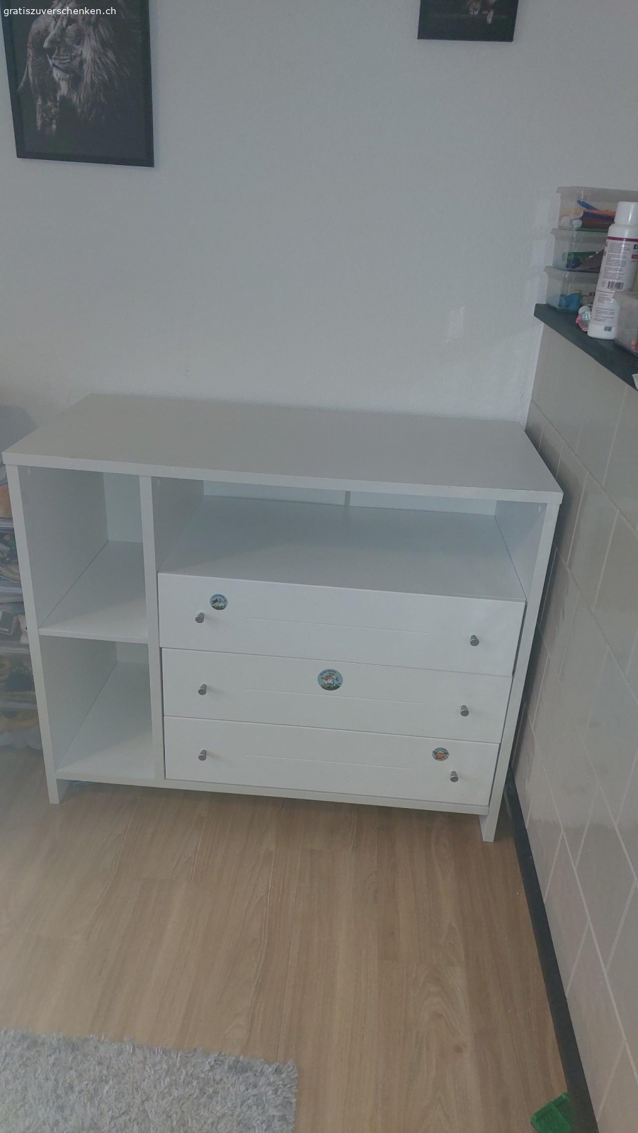 wickelkommode entsorgt. weisse Ikea Kommode oder auch Wickelkommode. oberste Schublade müsste geflickt oder entfernt werden.