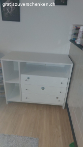 wickelkommode entsorgt. weisse Ikea Kommode oder auch Wickelkommode. oberste Schublade müsste geflickt oder entfernt werden.