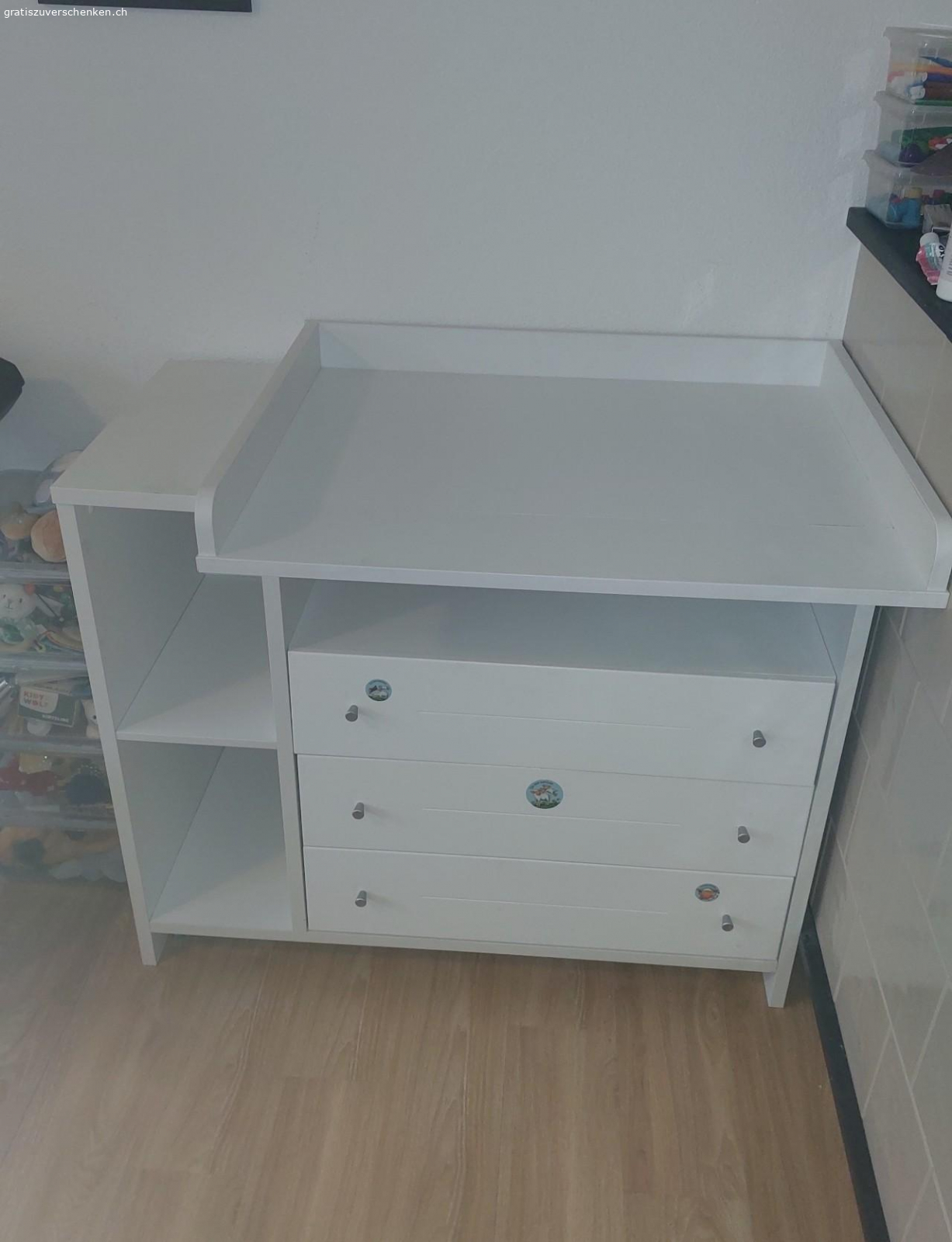 wickelkommode entsorgt. weisse Ikea Kommode oder auch Wickelkommode. oberste Schublade müsste geflickt oder entfernt werden.