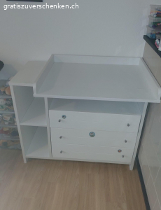 wickelkommode entsorgt. weisse Ikea Kommode oder auch Wickelkommode. oberste Schublade müsste geflickt oder entfernt werden.