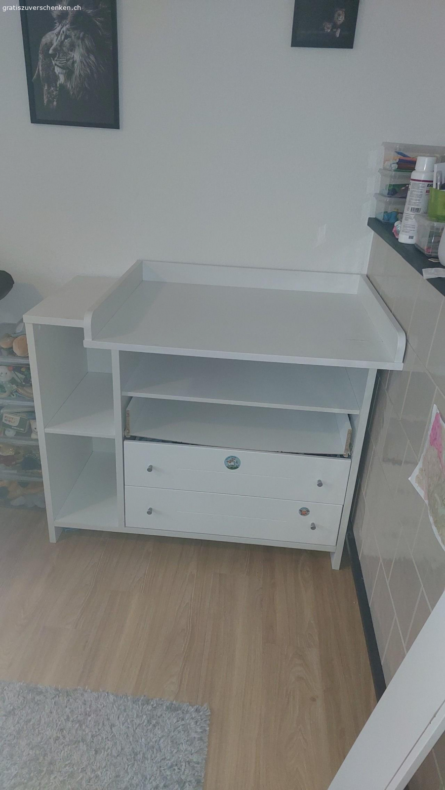 wickelkommode entsorgt. weisse Ikea Kommode oder auch Wickelkommode. oberste Schublade müsste geflickt oder entfernt werden.