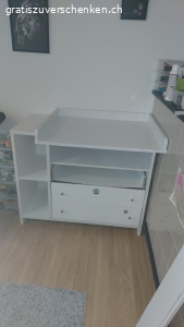 wickelkommode entsorgt. weisse Ikea Kommode oder auch Wickelkommode. oberste Schublade müsste geflickt oder entfernt werden.