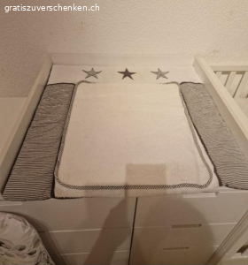 Wickelmatte. Matte (Baumwolle + Frottee, Vliesfüllung) in gutem Zustand, kann gewaschen werden, 80x75cm (BxH)

Obere Auflage (Frottee + wasserabweisendes Material) kann mittels Klettverschluss abgenommen werden

Versand möglich gegen Porto, Abholung präferiert