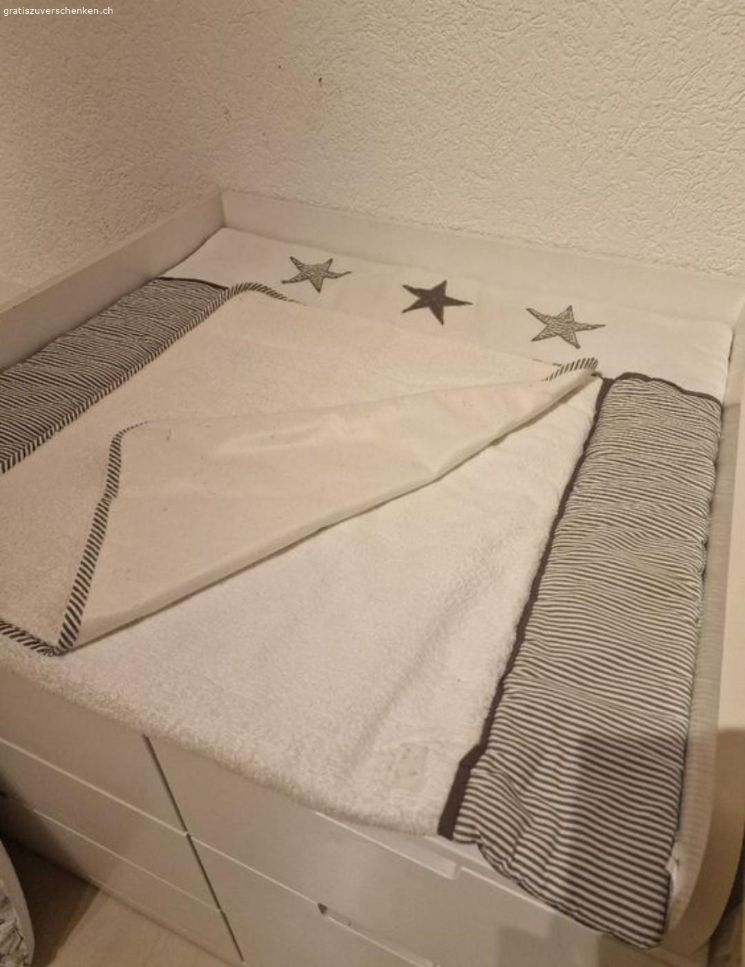 Wickelmatte. Matte (Baumwolle + Frottee, Vliesfüllung) in gutem Zustand, kann gewaschen werden, 80x75cm (BxH)

Obere Auflage (Frottee + wasserabweisendes Material) kann mittels Klettverschluss abgenommen werden

Versand möglich gegen Porto, Abholung präferiert