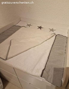Wickelmatte. Matte (Baumwolle + Frottee, Vliesfüllung) in gutem Zustand, kann gewaschen werden, 80x75cm (BxH)

Obere Auflage (Frottee + wasserabweisendes Material) kann mittels Klettverschluss abgenommen werden

Versand möglich gegen Porto, Abholung präferiert