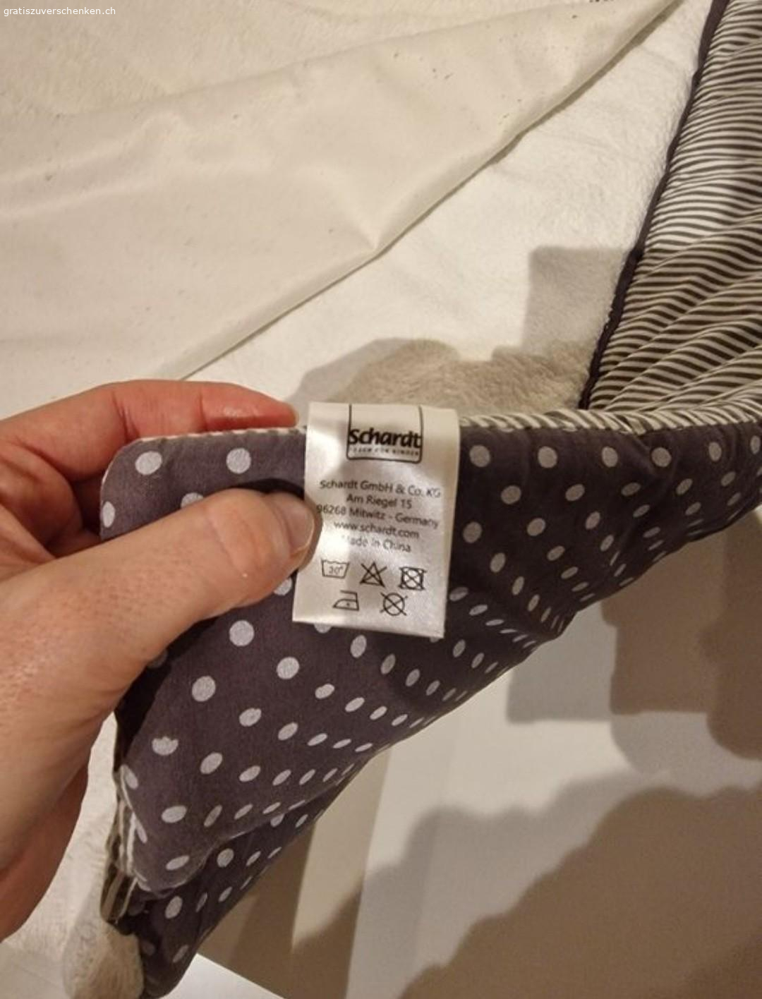 Wickelmatte. Matte (Baumwolle + Frottee, Vliesfüllung) in gutem Zustand, kann gewaschen werden, 80x75cm (BxH)

Obere Auflage (Frottee + wasserabweisendes Material) kann mittels Klettverschluss abgenommen werden

Versand möglich gegen Porto, Abholung präferiert