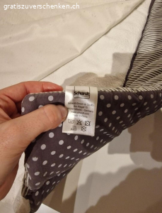 Wickelmatte. Matte (Baumwolle + Frottee, Vliesfüllung) in gutem Zustand, kann gewaschen werden, 80x75cm (BxH)

Obere Auflage (Frottee + wasserabweisendes Material) kann mittels Klettverschluss abgenommen werden

Versand möglich gegen Porto, Abholung präferiert