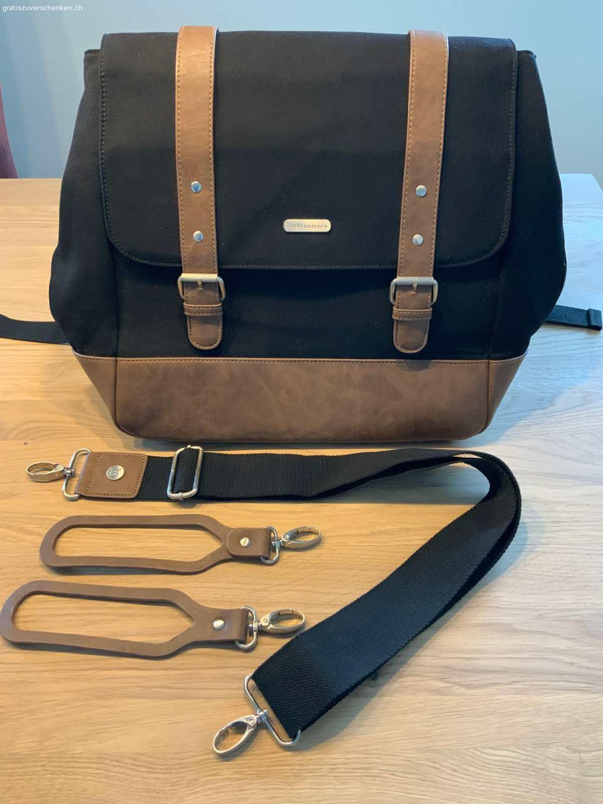 Wickeltasche Little Unicorn. Little Unicorn BackPack Wickeltasche 
Inklusive Wickelunterlage und Befestigungen für den Kinderwagen

Genaue Farbbezeichnung	Schwarz
Aussenmaterial	Kunstleder
Innenmaterial	Baumwolle
Wickeltaschentyp	Wickelrucksack
	
Produkteigenschaften:
Integrierte Ipad Tasche
7 integrierte Taschen
Passender Kinderwagenriemen
verstellbare und gepolsterte Schulterriemen
einfach abwaschbare Innenauskleidung
 
Masse:
(LxHxT) ca. 36.9 x 40.6 x 16.5 cm