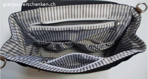 Wickeltasche Little Unicorn. Little Unicorn BackPack Wickeltasche 
Inklusive Wickelunterlage und Befestigungen für den Kinderwagen

Genaue Farbbezeichnung	Schwarz
Aussenmaterial	Kunstleder
Innenmaterial	Baumwolle
Wickeltaschentyp	Wickelrucksack
	
Produkteigenschaften:
Integrierte Ipad Tasche
7 integrierte Taschen
Passender Kinderwagenriemen
verstellbare und gepolsterte Schulterriemen
einfach abwaschbare Innenauskleidung
 
Masse:
(LxHxT) ca. 36.9 x 40.6 x 16.5 cm