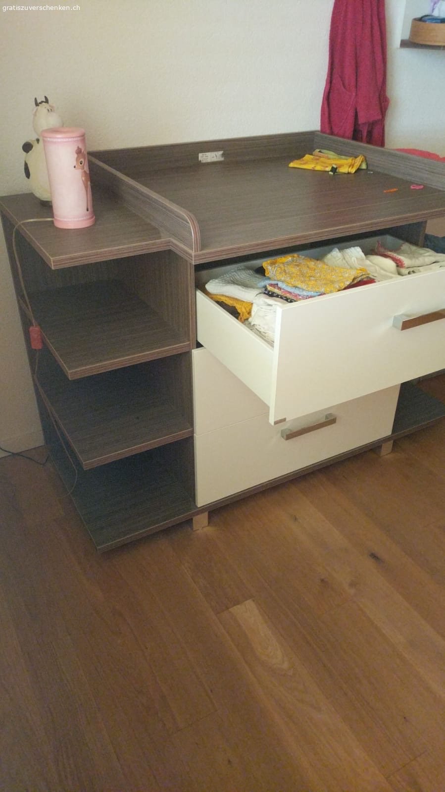 Wickeltisch/ Kommode. schöner Wickeltisch mit grossen Schubladen 
nur bei einem Kind gebraucht 
Gratis.   abholen in Hefenhausen TG