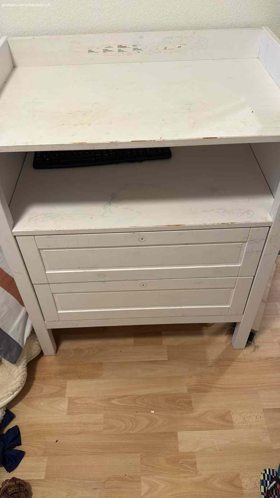 Wickeltisch. Ein Wickeltisch ist zu verschenken.
Bedingung: Selbst abholen.