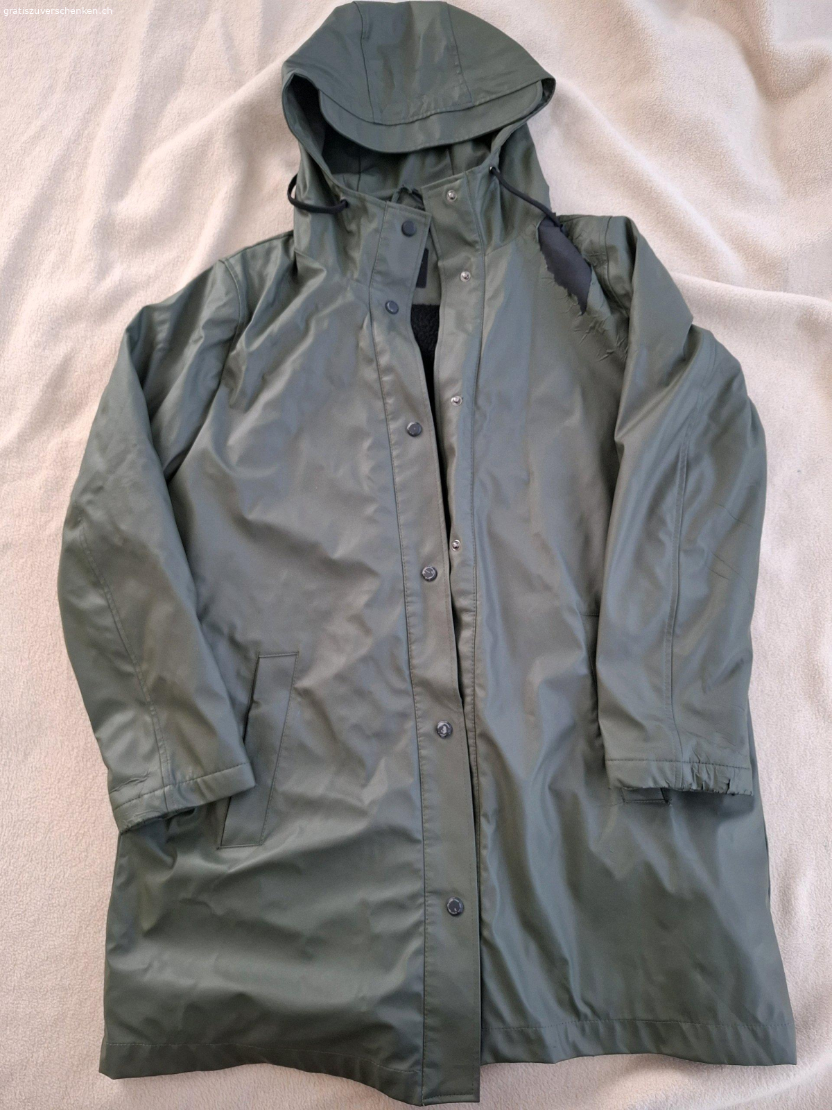 Wintermantel. Wintermantel Gr. M
Beschichtung an der linken Schulter ist gerissen (s. Bild 3), könnte z.B. mit einem anderen Stoff übernäht werden