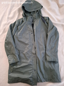 Wintermantel. Wintermantel Gr. M
Beschichtung an der linken Schulter ist gerissen (s. Bild 3), könnte z.B. mit einem anderen Stoff übernäht werden