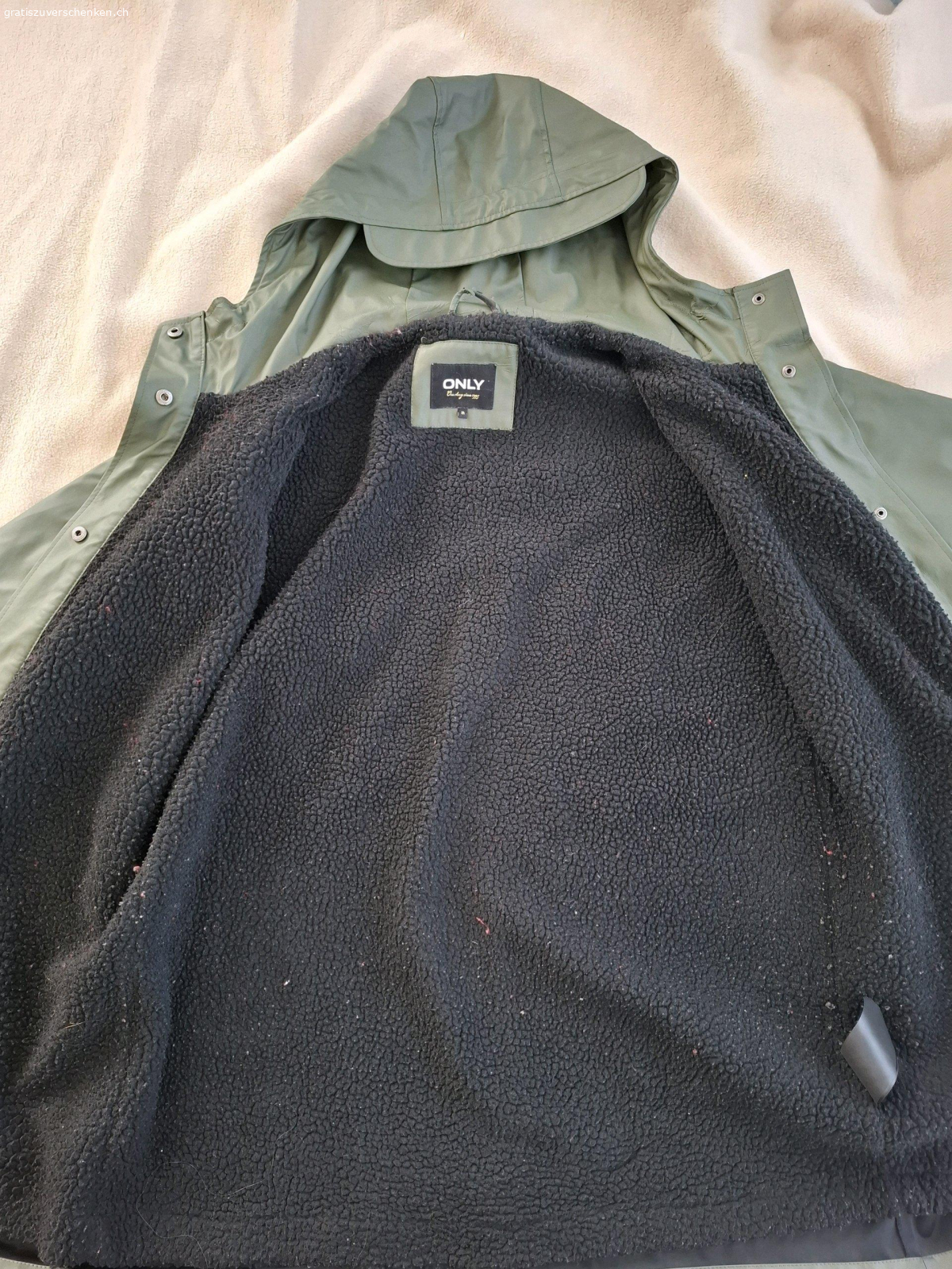 Wintermantel. Wintermantel Gr. M
Beschichtung an der linken Schulter ist gerissen (s. Bild 3), könnte z.B. mit einem anderen Stoff übernäht werden