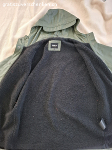 Wintermantel. Wintermantel Gr. M
Beschichtung an der linken Schulter ist gerissen (s. Bild 3), könnte z.B. mit einem anderen Stoff übernäht werden