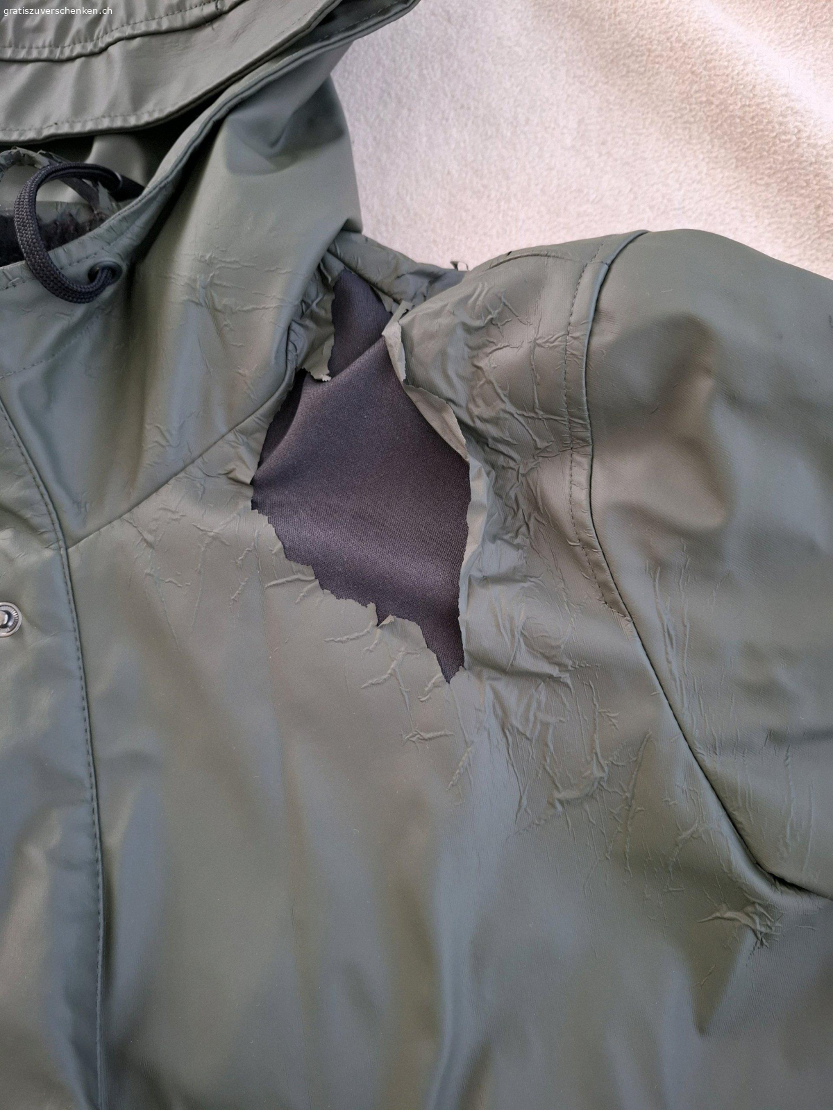 Wintermantel. Wintermantel Gr. M
Beschichtung an der linken Schulter ist gerissen (s. Bild 3), könnte z.B. mit einem anderen Stoff übernäht werden