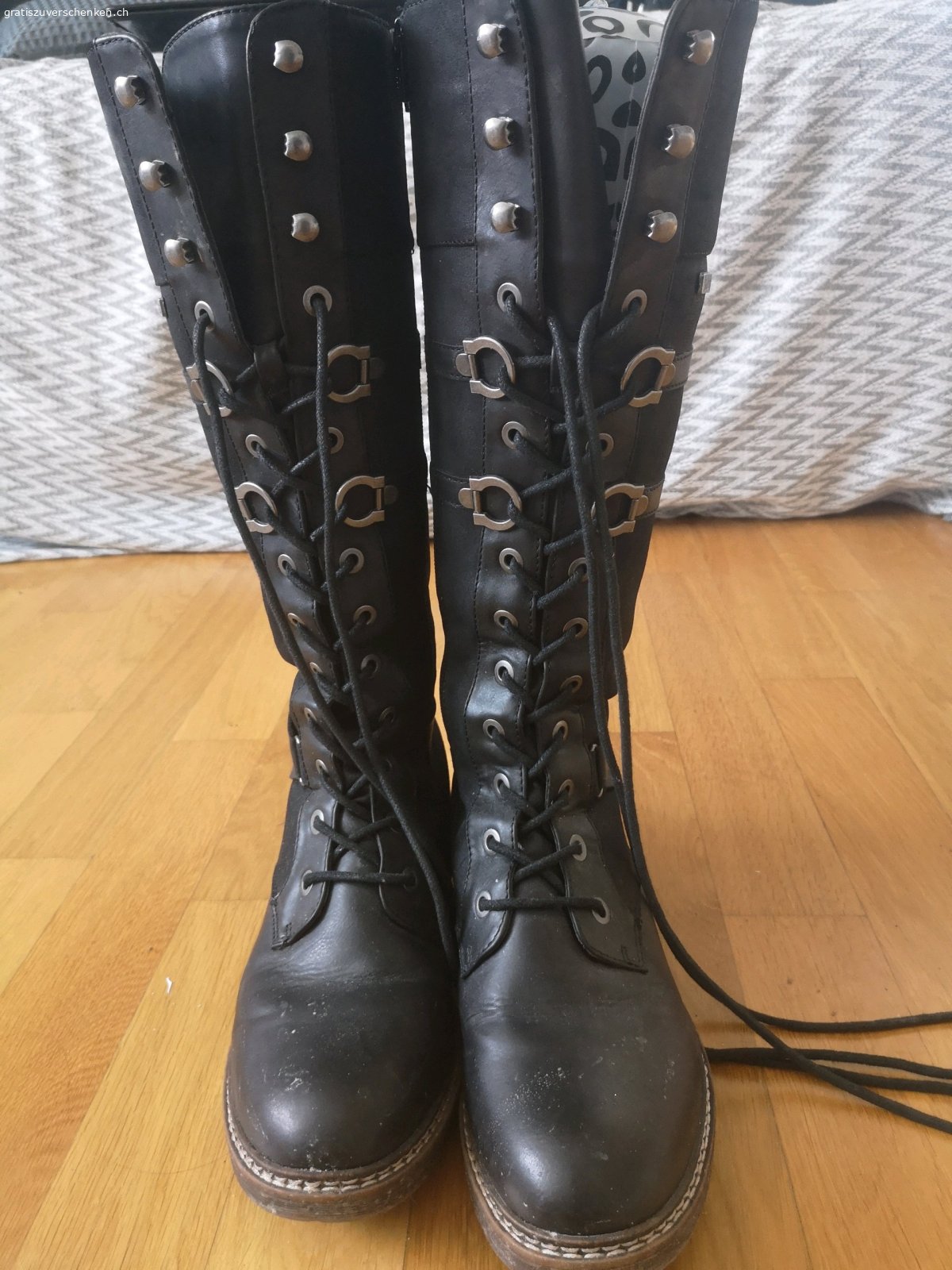 Winterstiefel. Zu verschenken selten gebraucht
Kann für 10.- verschickt werden
Grösse 39
Farbe schwarz
Material Leder
Marke Rieker