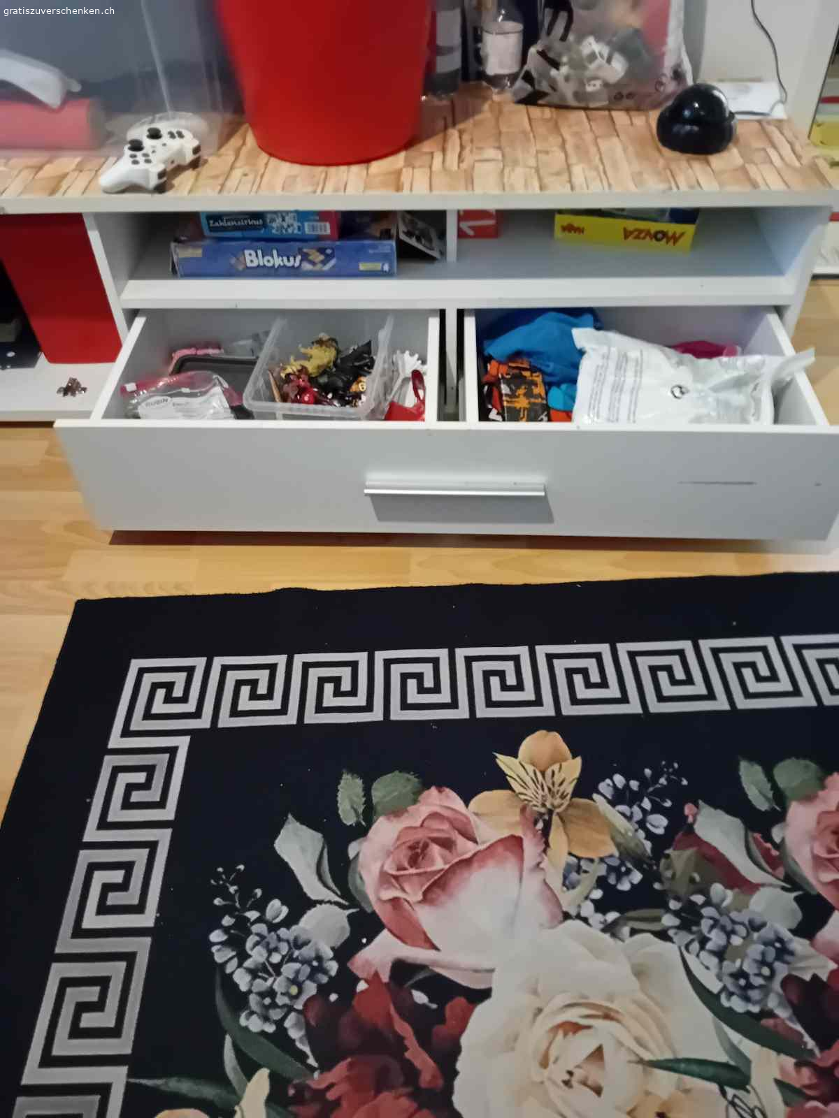 Wohn wand. Ein Support zu verschenken fürs Kinderzimmer oder für Studenten viel Stauraum