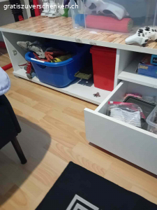 Wohn wand. Ein Support zu verschenken fürs Kinderzimmer oder für Studenten viel Stauraum