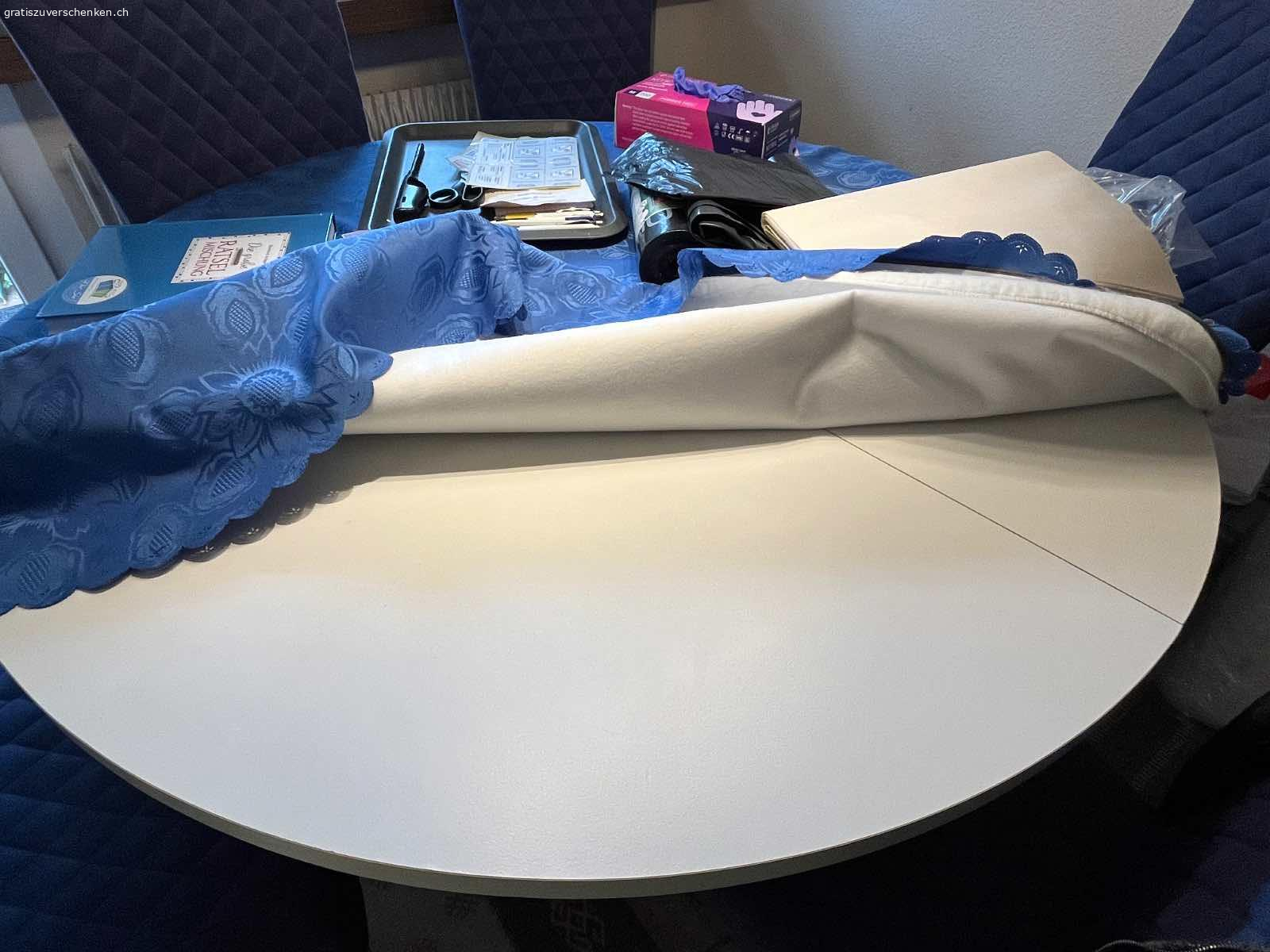 Wohnungsauflösung. WOHNUNGSAUFLÖSUNG  bis Ende April

runder Tisch  für ca 5 Personen (ausziehbar)

2 schmale Better (das eine kann zusammengelegt werden und kann unter das ander geschoben  werden.

ein breites Bett 1.40 Bikoflex Kopf - und  Beinteil verstellbar (evtl mit Matratze )

die drei Tische sind massiv aus Granit

Garderobenschrank