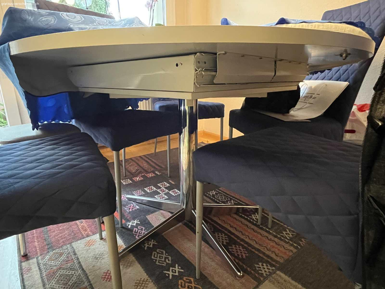 Wohnungsauflösung. WOHNUNGSAUFLÖSUNG  bis Ende April

runder Tisch  für ca 5 Personen (ausziehbar)

2 schmale Better (das eine kann zusammengelegt werden und kann unter das ander geschoben  werden.

ein breites Bett 1.40 Bikoflex Kopf - und  Beinteil verstellbar (evtl mit Matratze )

die drei Tische sind massiv aus Granit

Garderobenschrank