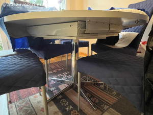 Wohnungsauflösung. WOHNUNGSAUFLÖSUNG  bis Ende April

runder Tisch  für ca 5 Personen (ausziehbar)

2 schmale Better (das eine kann zusammengelegt werden und kann unter das ander geschoben  werden.

ein breites Bett 1.40 Bikoflex Kopf - und  Beinteil verstellbar (evtl mit Matratze )

die drei Tische sind massiv aus Granit

Garderobenschrank