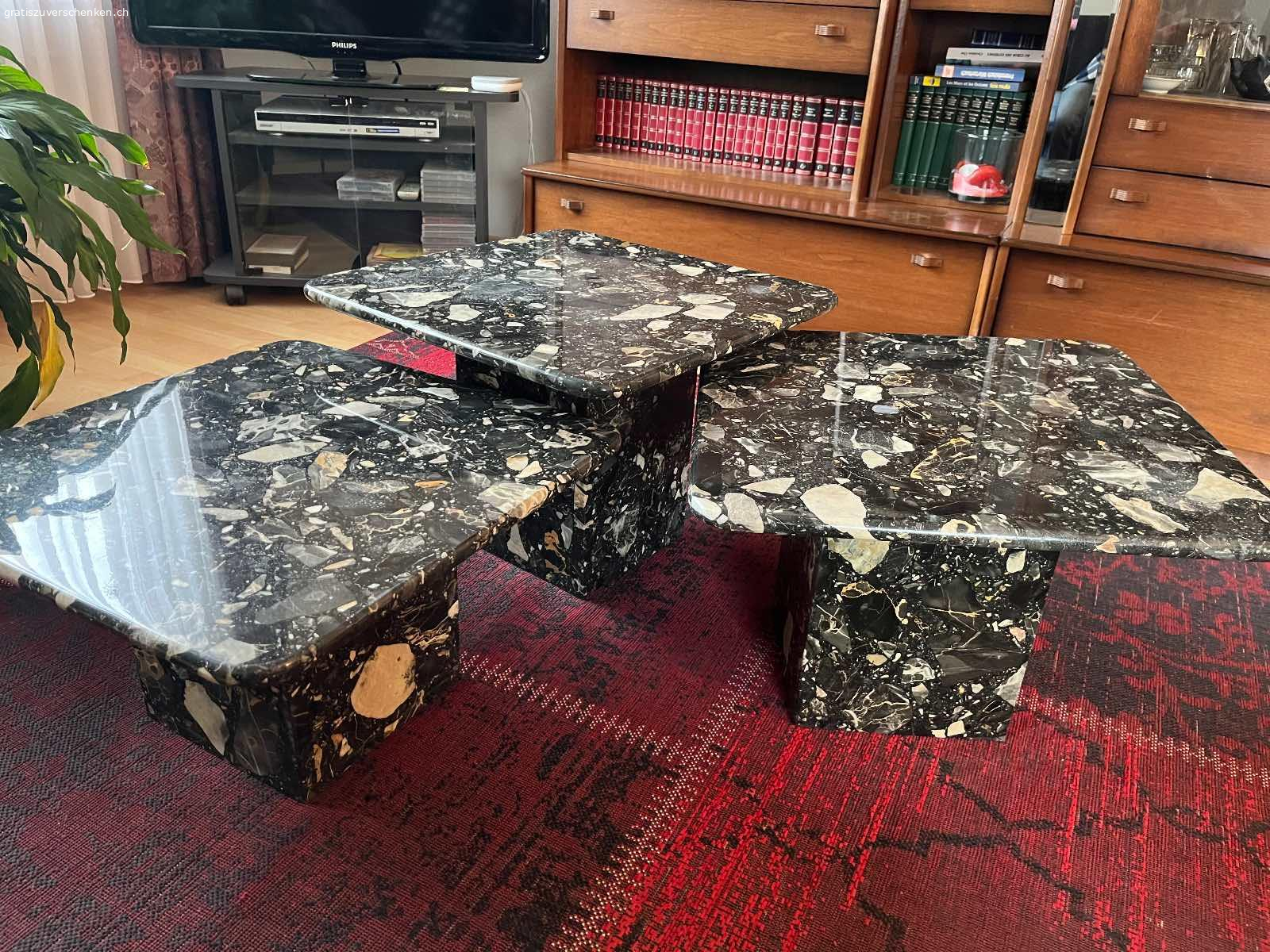 Wohnungsauflösung. WOHNUNGSAUFLÖSUNG  bis Ende April

runder Tisch  für ca 5 Personen (ausziehbar)

2 schmale Better (das eine kann zusammengelegt werden und kann unter das ander geschoben  werden.

ein breites Bett 1.40 Bikoflex Kopf - und  Beinteil verstellbar (evtl mit Matratze )

die drei Tische sind massiv aus Granit

Garderobenschrank