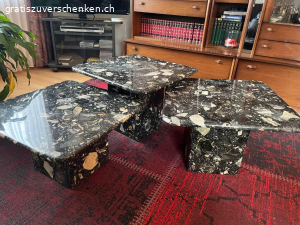 Wohnungsauflösung. WOHNUNGSAUFLÖSUNG  bis Ende April

runder Tisch  für ca 5 Personen (ausziehbar)

2 schmale Better (das eine kann zusammengelegt werden und kann unter das ander geschoben  werden.

ein breites Bett 1.40 Bikoflex Kopf - und  Beinteil verstellbar (evtl mit Matratze )

die drei Tische sind massiv aus Granit

Garderobenschrank