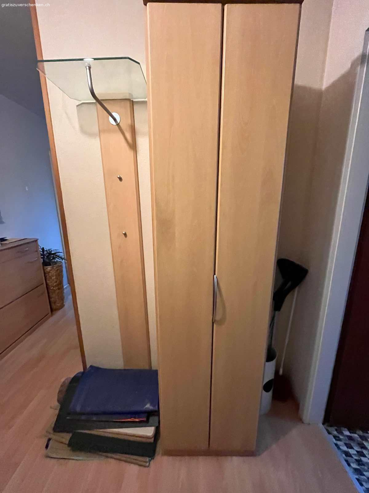 Wohnungsauflösung. WOHNUNGSAUFLÖSUNG  bis Ende April

runder Tisch  für ca 5 Personen (ausziehbar)

2 schmale Better (das eine kann zusammengelegt werden und kann unter das ander geschoben  werden.

ein breites Bett 1.40 Bikoflex Kopf - und  Beinteil verstellbar (evtl mit Matratze )

die drei Tische sind massiv aus Granit

Garderobenschrank