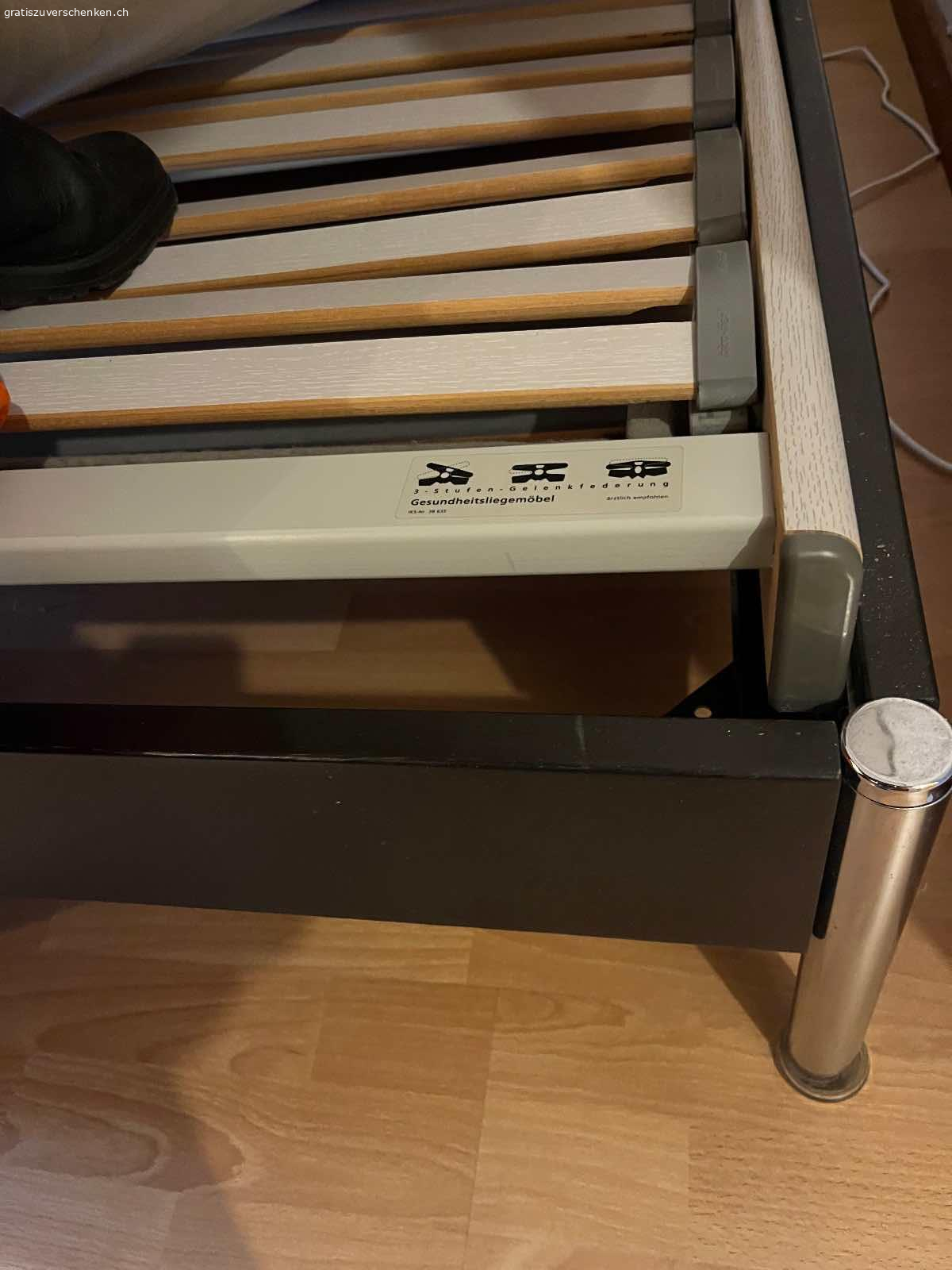 Wohnungsauflösung. WOHNUNGSAUFLÖSUNG  bis Ende April

runder Tisch  für ca 5 Personen (ausziehbar)

2 schmale Better (das eine kann zusammengelegt werden und kann unter das ander geschoben  werden.

ein breites Bett 1.40 Bikoflex Kopf - und  Beinteil verstellbar (evtl mit Matratze )

die drei Tische sind massiv aus Granit

Garderobenschrank