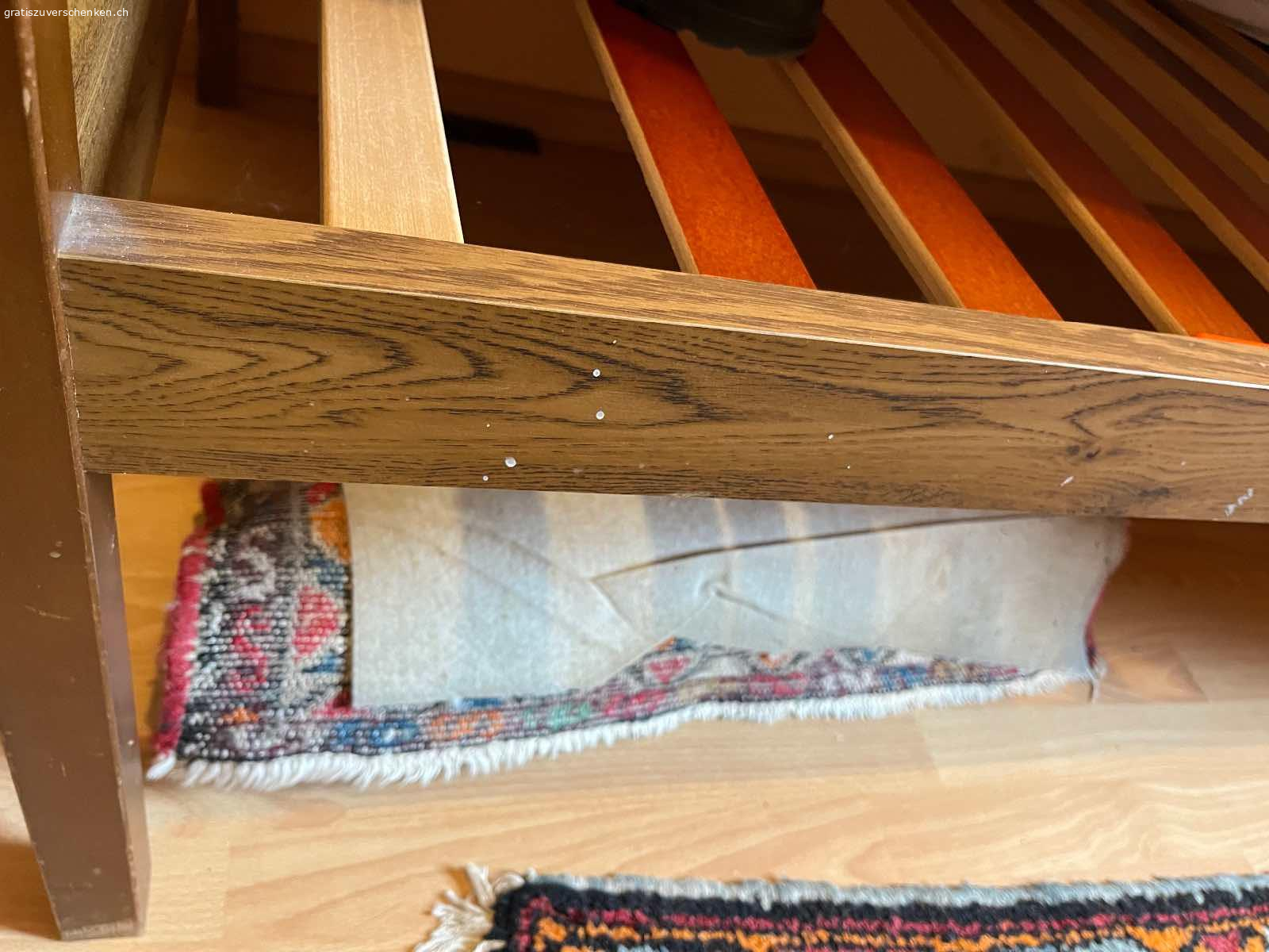 Wohnungsauflösung. WOHNUNGSAUFLÖSUNG  bis Ende April

runder Tisch  für ca 5 Personen (ausziehbar)

2 schmale Better (das eine kann zusammengelegt werden und kann unter das ander geschoben  werden.

ein breites Bett 1.40 Bikoflex Kopf - und  Beinteil verstellbar (evtl mit Matratze )

die drei Tische sind massiv aus Granit

Garderobenschrank