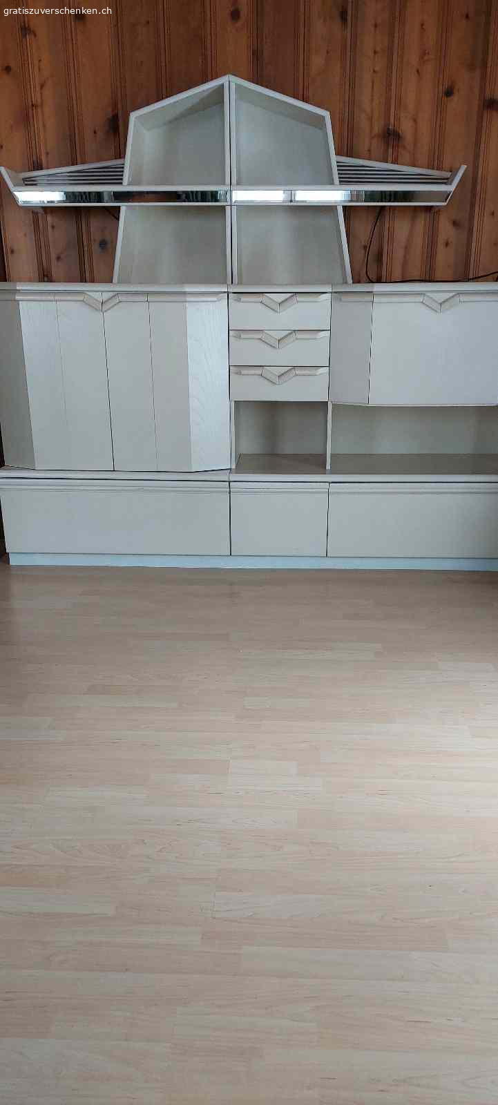 Wohnwand mit Licht. Wegen Umbau Wohnwand gratis abzugeben
Länge  2.15 m
Höhe  1.84 m
Tiefe  0.45 m
7 Teile