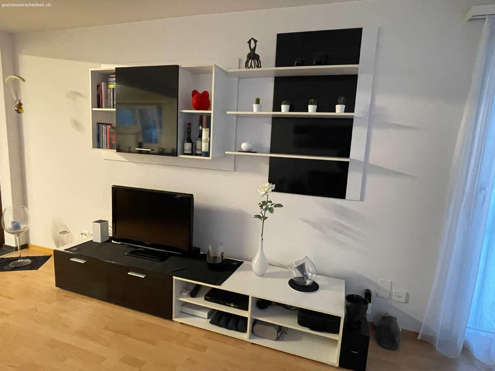 Wohnwand schwarz / weiss (ohne Inhalt). Die Wohnwand besteht aus 4 Teilen.

Elemente am Boden: Je 120 x 48 x 37.5 cm
Regal rechts: Total B: 100 x H: 120 cm; Regal 90 x 20 cm
Schrank links: Total B: 140 x H: 90; Nutzfläche (Schrank + Gestell): B: 120 x H: 70 cm