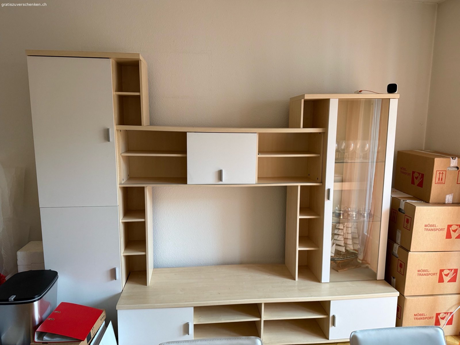 Wohnwand und Sofa gratis. Wohnwand und ein 2er Sofa Gratis abzugeben.Auch einzeln möglich